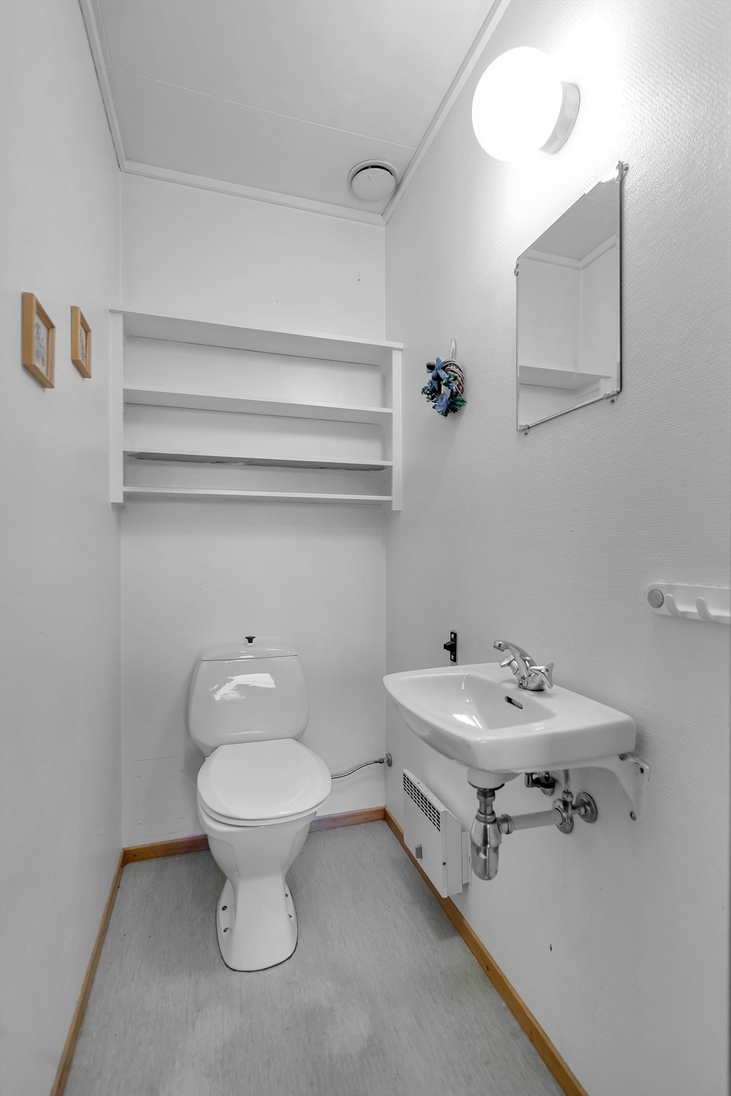 Separat toalettrom med servant og toalett, som gir en praktisk løsning for hverdagsbruk. Rommet er funksjonelt og gjør det enklere å fordele bruken når bad og toalett er adskilt. Galleribilde