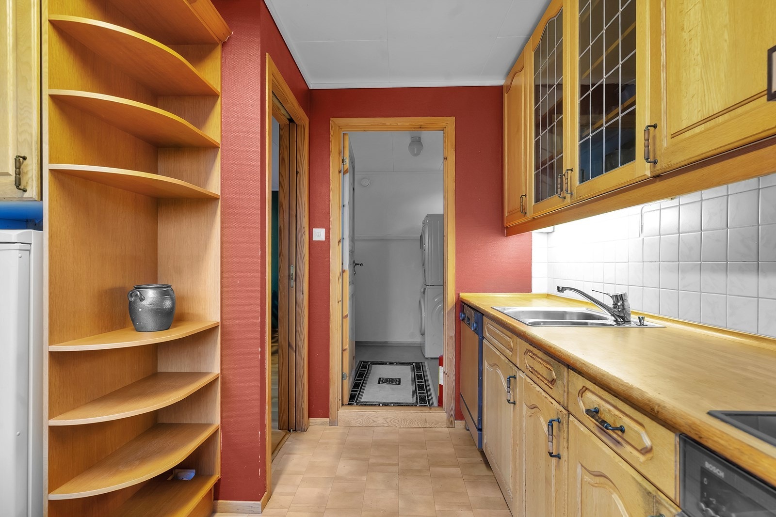 Fliser og belysning over kjøkkenbenken gir både funksjonalitet og et tidløst uttrykk. Galleribilde