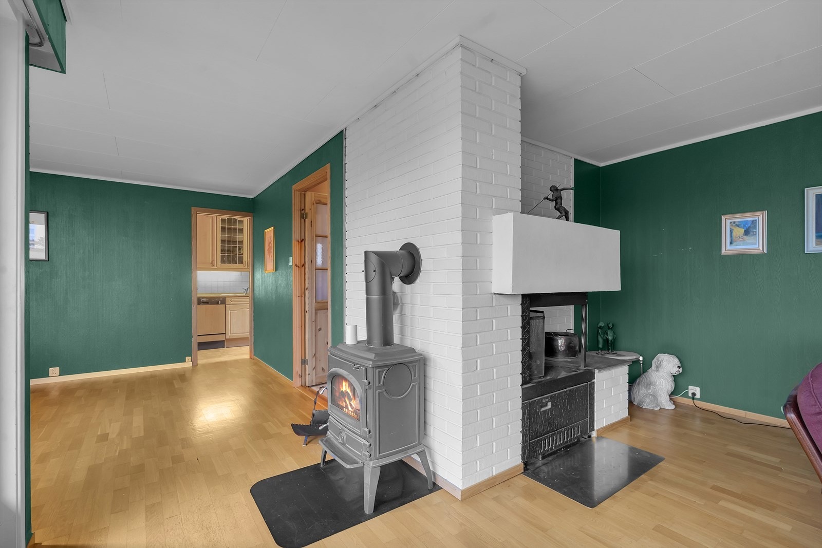 Både peis og vedovn gir en lun varme og hyggelig stemning på kalde høst- og vinterdager. Galleribilde