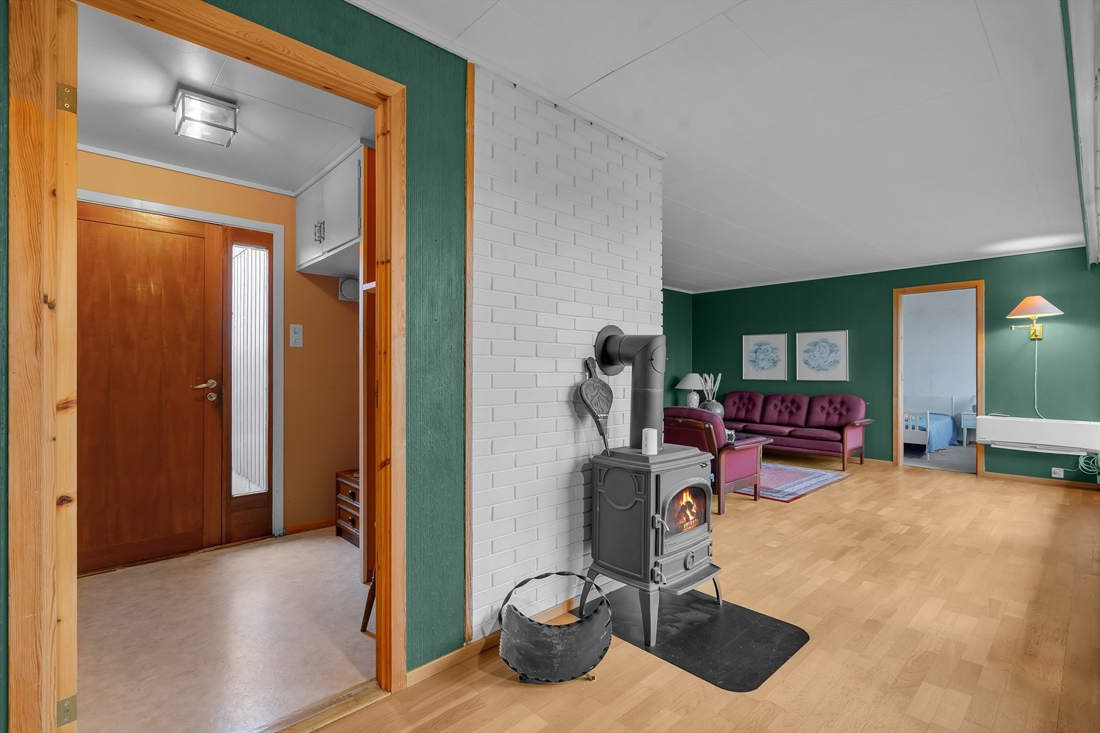 Lys og praktisk entré med god plass til oppheng av yttertøy og oppbevaring av sko. Galleribilde