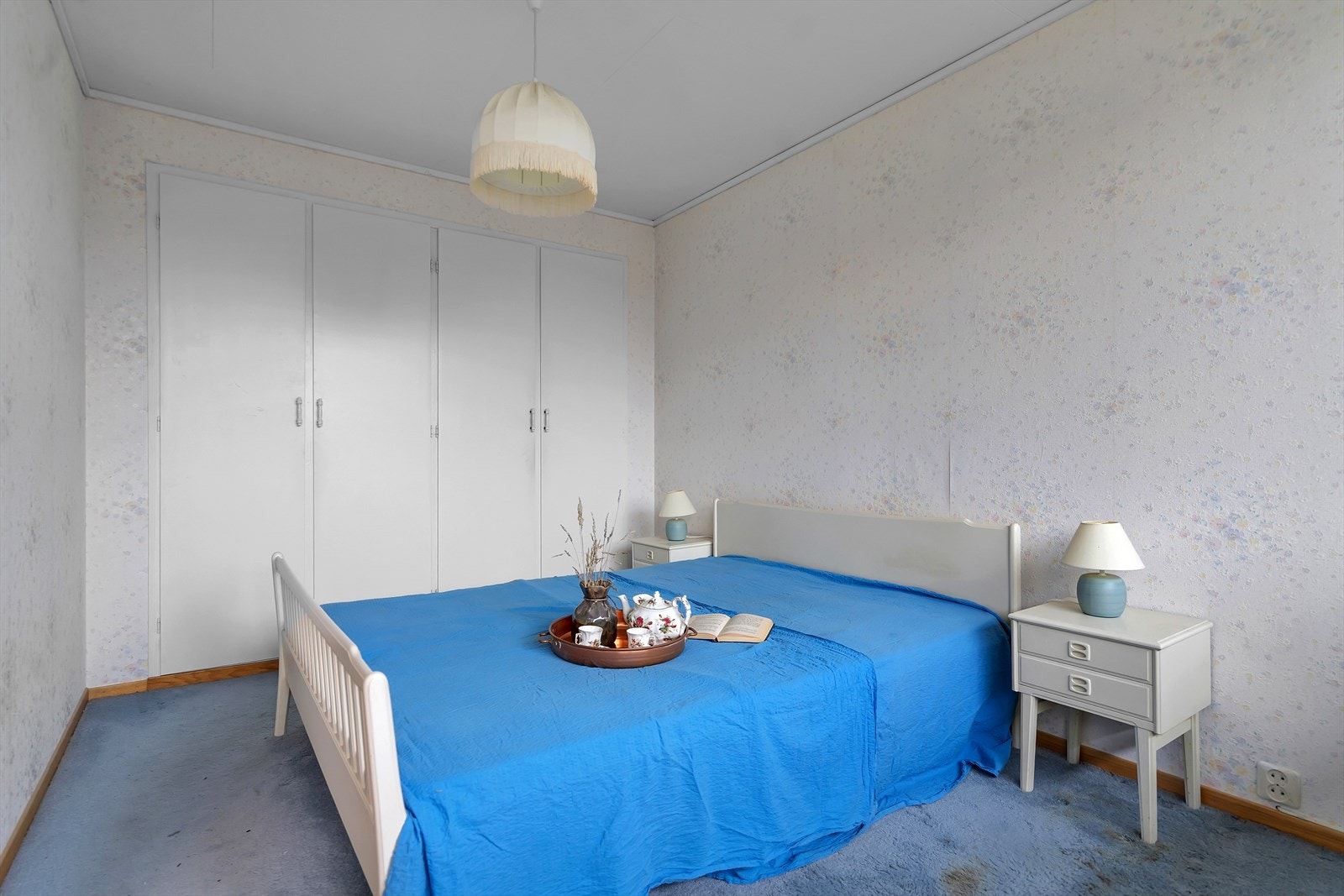 Hovedsoverommet er ekstra romslig, med god plass til dobbeltseng og en praktisk, innebygd garderobeløsning som sikrer effektiv oppbevaring. Galleribilde