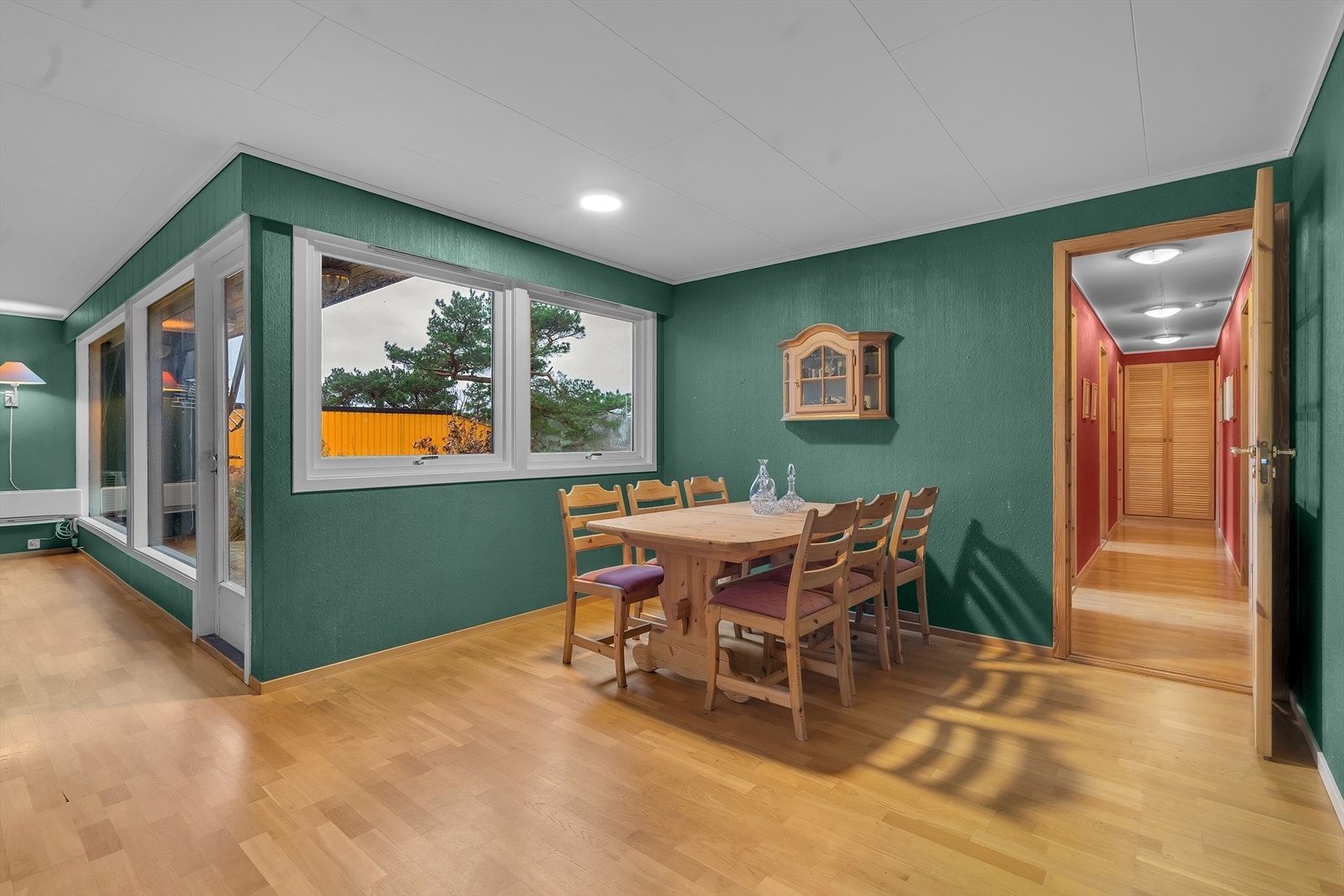 Lys og romslig stue kombinert med spisestue, som byr på naturlige soner for både salong- og spisestuemøblement. Galleribilde