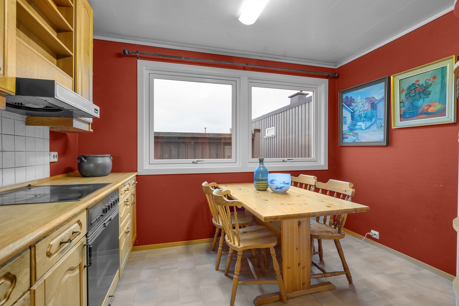 Praktisk kjøkken med klassisk innredning i tre, som tilbyr rikelig med skap- og benkeplass for effektiv matlaging og oppbevaring. Kjøkkenet har også plass til et spisebord, noe som gjør det til et hyggelig samlingspunkt for måltider i hverdagen. Galleribilde