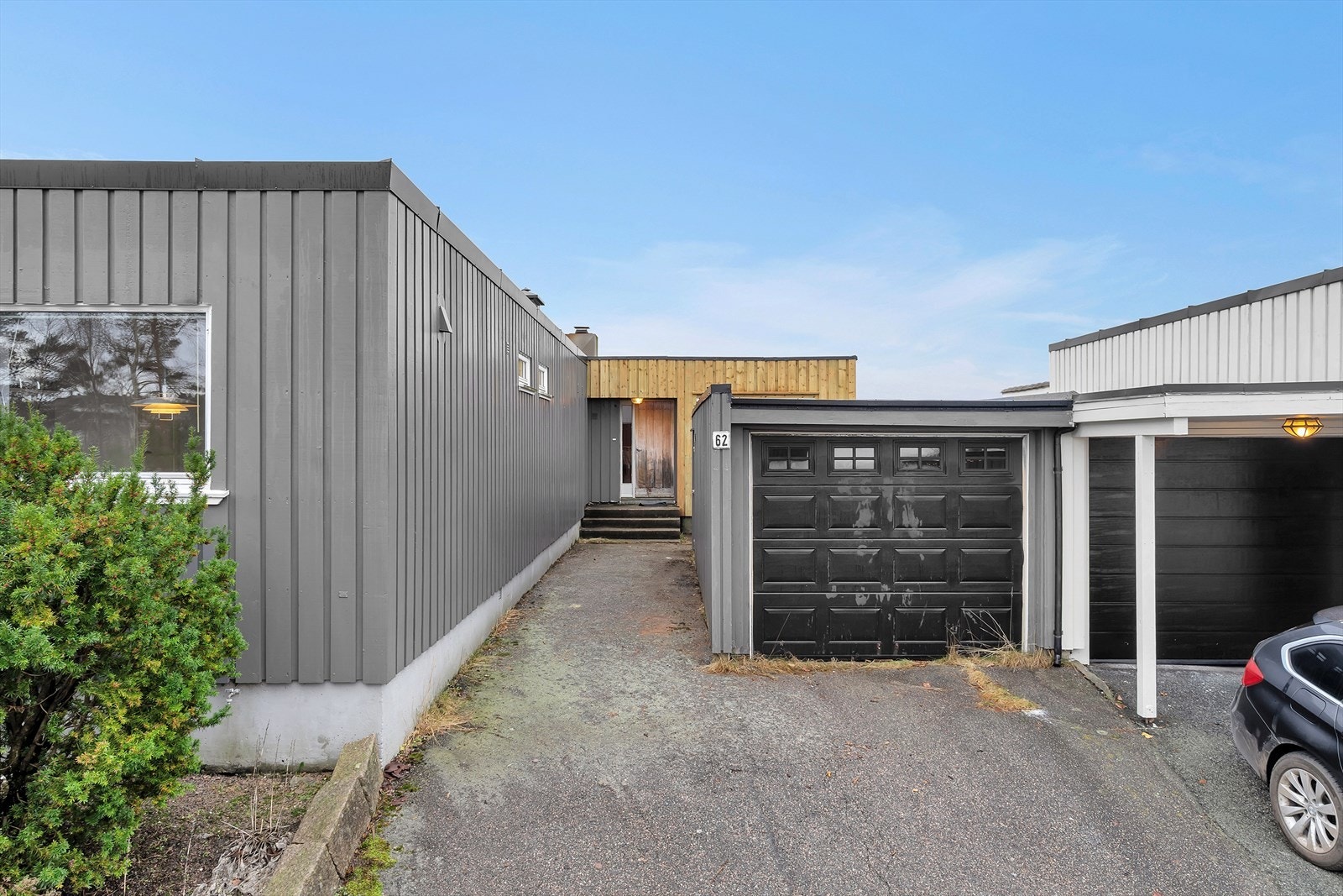 Parkeringsmuligheter i gårdsplassen og garasje. Galleribilde