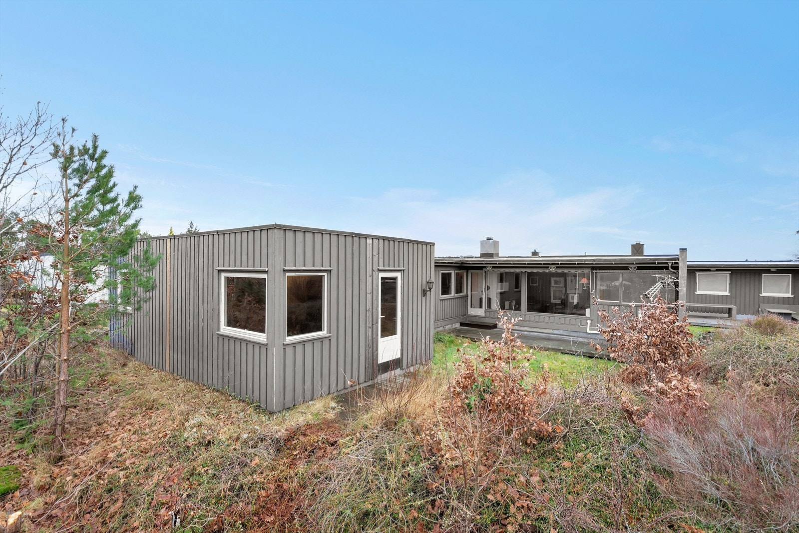 Denne boligen kombinerer sentral beliggenhet med rolige omgivelser, kun en spasertur unna Tinnheia Torv. I tillegg har området kort avstand til naturskjønne turområder, skoler og barnehager - noe som gjør dette til et ideelt hjem for de fleste. Galleribilde