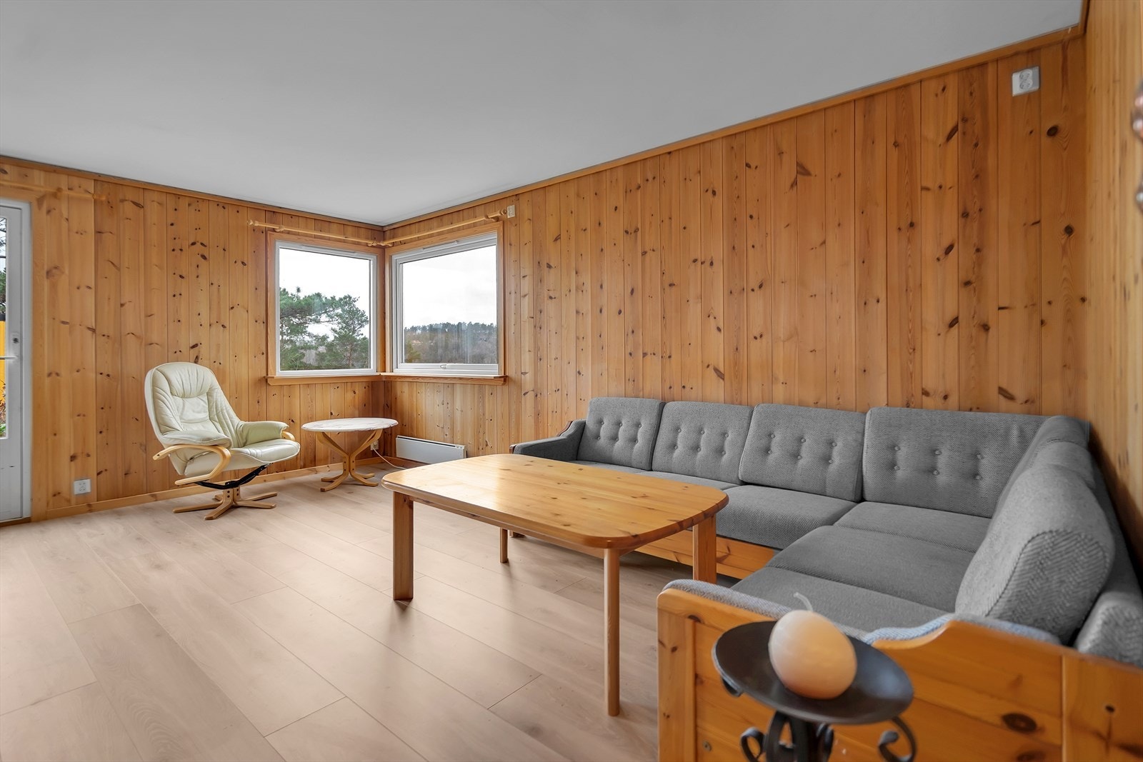 Romslig og innbydende ekstra stue, som raskt vil bli et favorittsted for både store og små i husstanden. Galleribilde