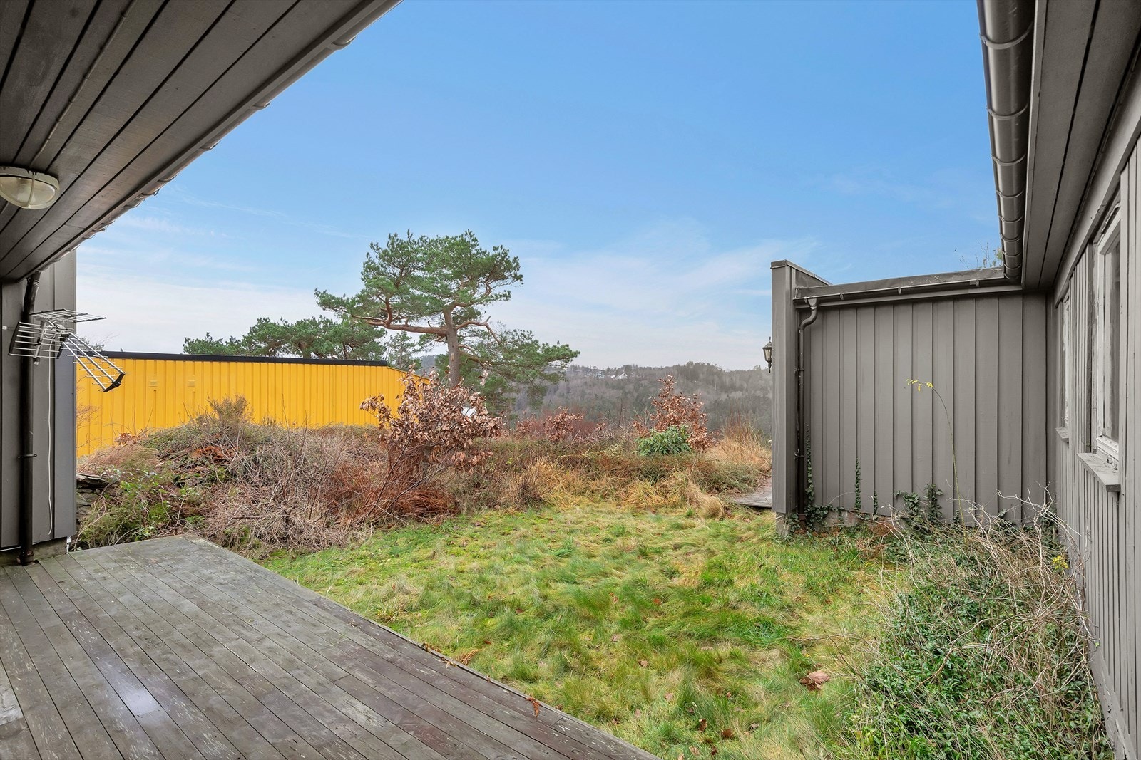 Uteområdet har rikelig med plass til både utemøbler og grill, noe som gjør det ideelt for sosiale sammenkomster med familie og venner. Galleribilde