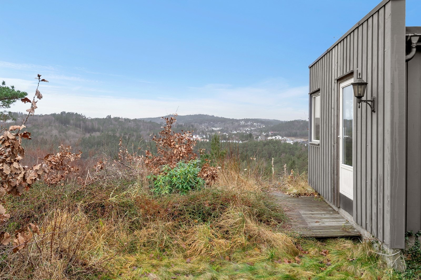 Området grenser til friareal og byr på et vakkert utsyn mot naturen, som skaper en harmonisk og fredelig atmosfære. Galleribilde