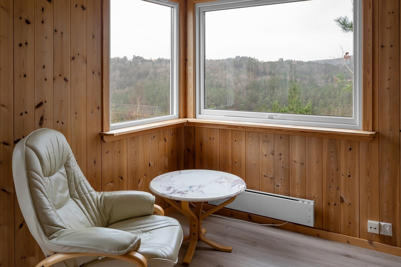 Stuen har direkte utgang til utearealet, som gjør det enkelt å kombinere innendørs og utendørs aktiviteter. Galleribilde