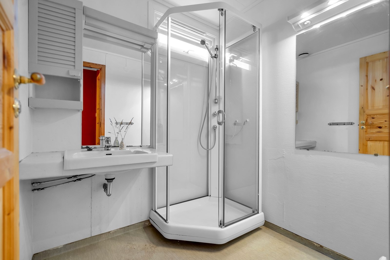 Praktisk baderom utstyrt med dusjkabinett og servant. Rommet har en funksjonell utforming, og det er gode muligheter for personlig tilpasning og oppgradering etter eget ønske. Galleribilde