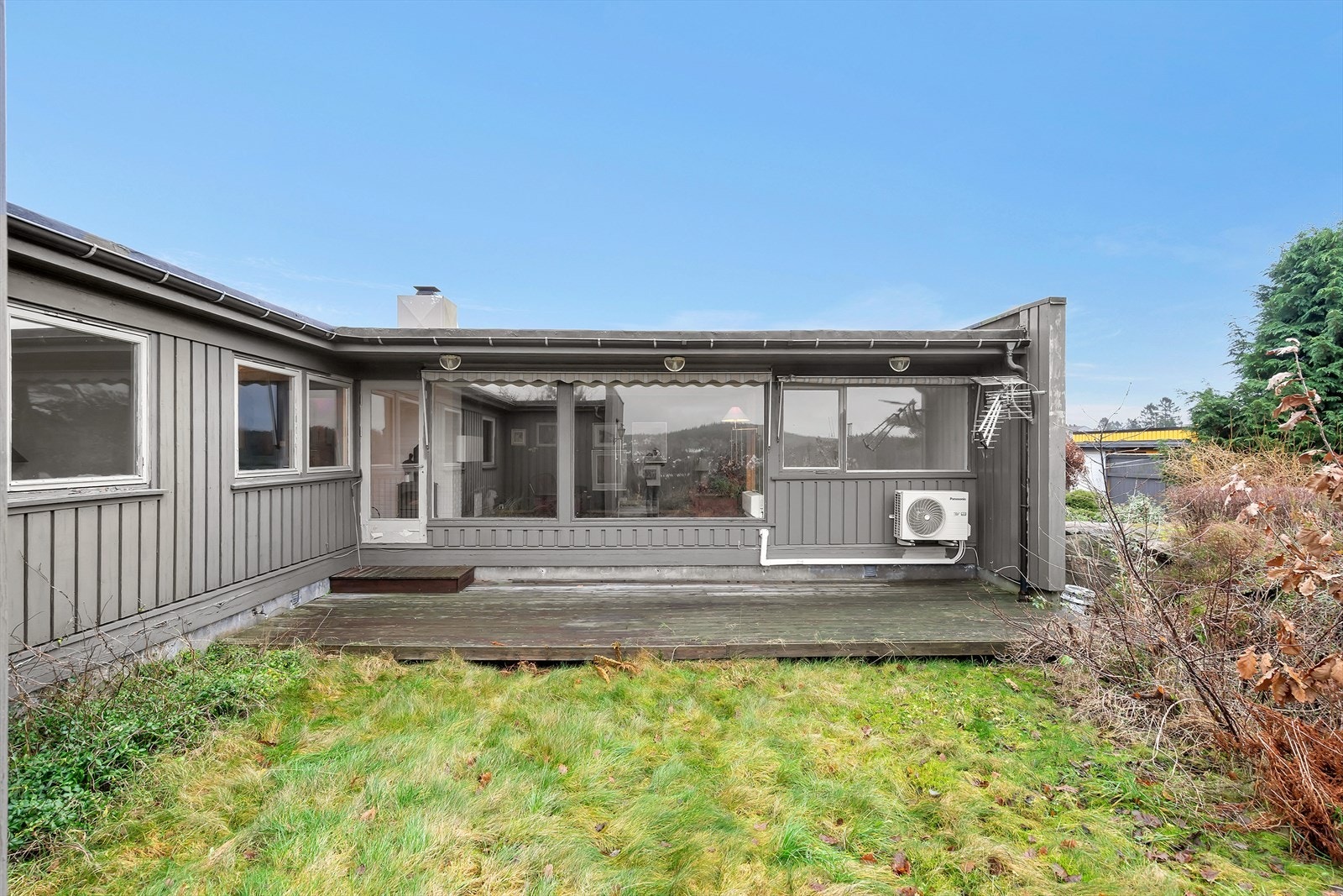 Velkommen til et romslig og utvidet atriumshus med alt på en flate i et svært attraktiv og fredelig beliggenhet i en blindvei på Tinnheia. Galleribilde