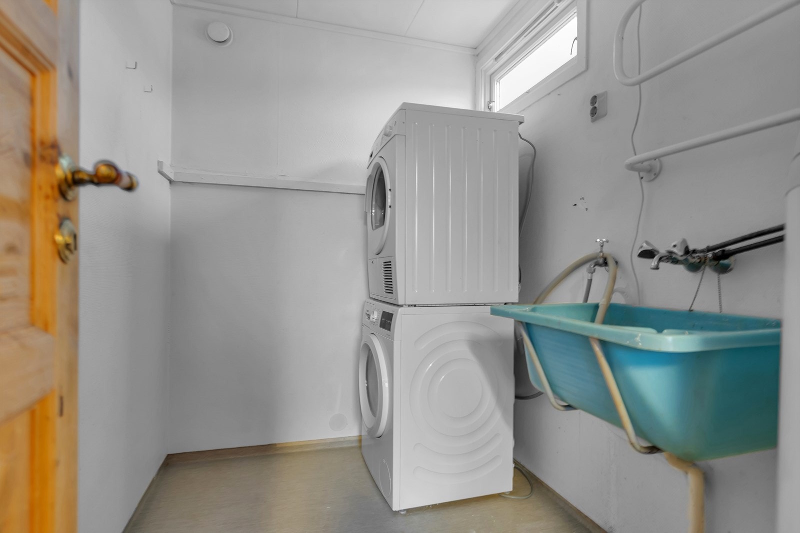 Praktisk og funksjonelt separat vaskerom, utstyrt med utslagsvask og opplegg for både vaskemaskin og tørketrommel. Rommet er godt tilrettelagt for effektiv klesvask og gir ekstra oppbevaringsmuligheter til vaskemidler og rengjøringsutstyr. Galleribilde