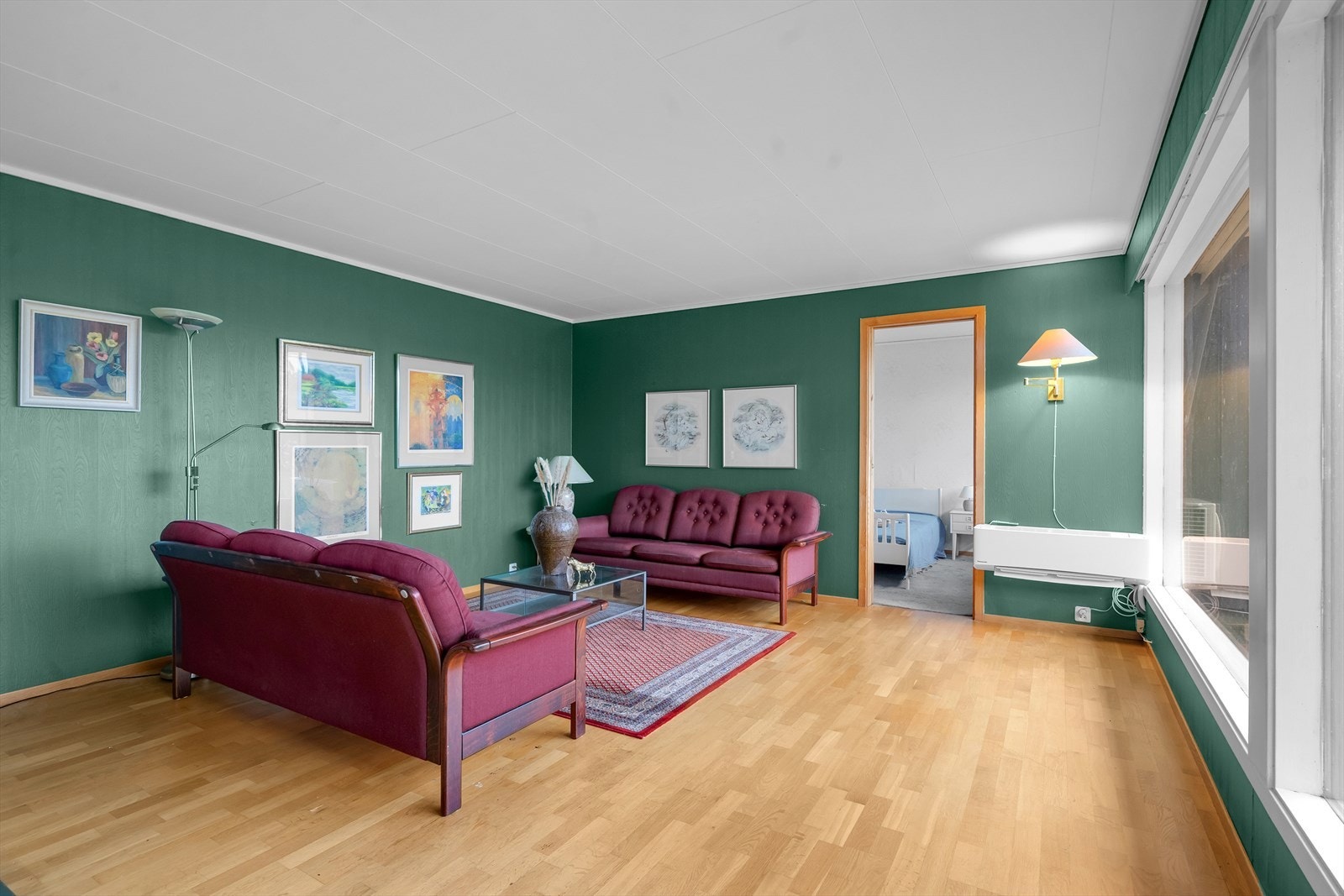 Store vindusflater slipper inn rikelig med dagslys og skaper en luftig og behagelig atmosfære. Galleribilde