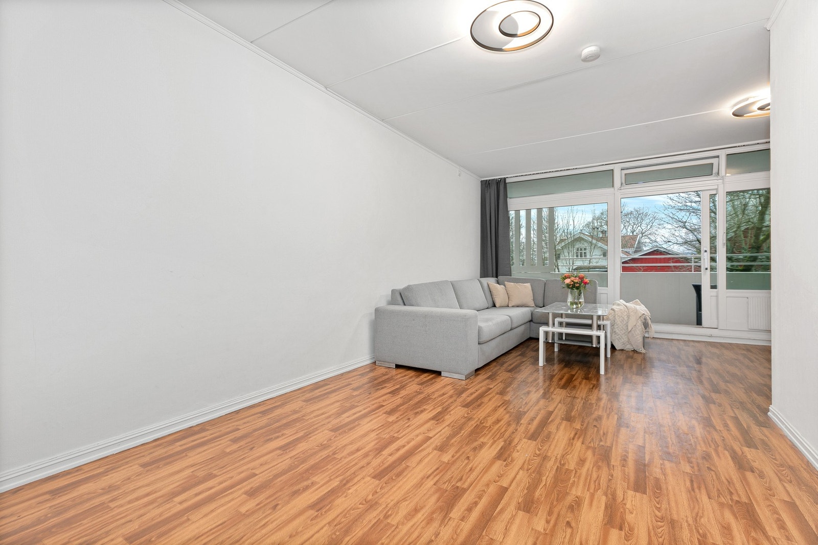 Romslig stue med gode møbleringsmuligheter og naturlig plass for både sofagruppe og spisebord. Galleribilde