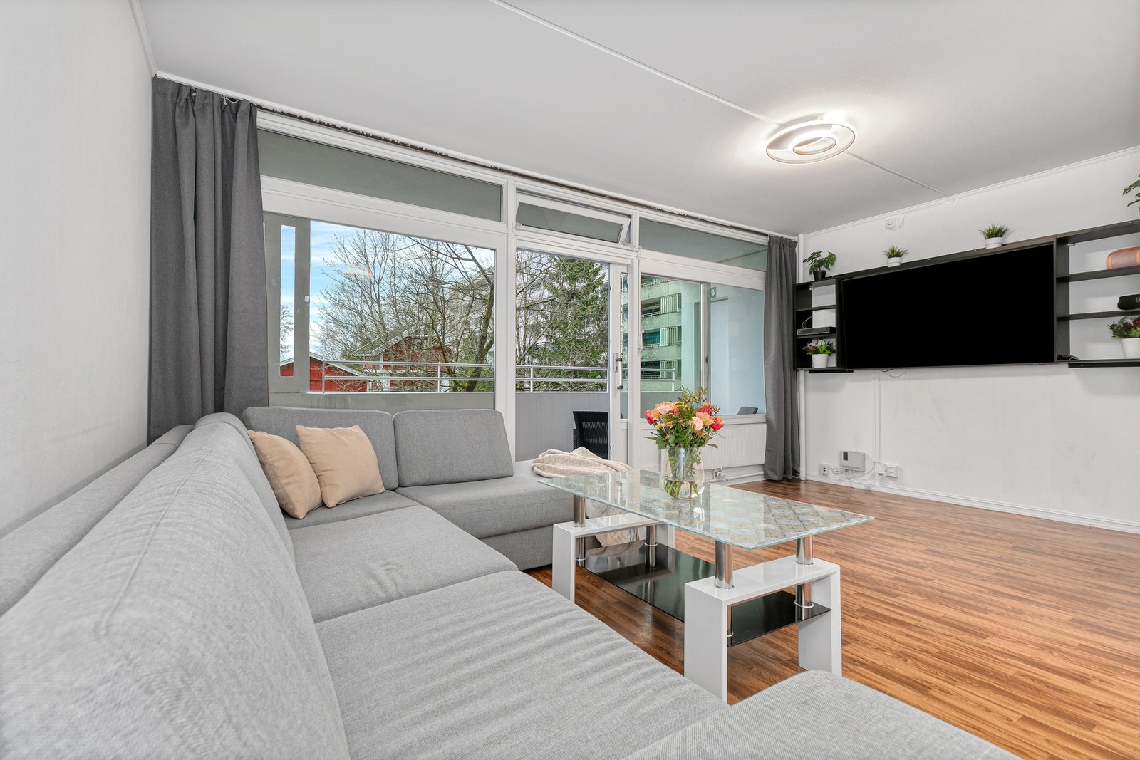 Leiligheten nyter godt av store vinduer med flott og åpent utsyn som bidrar til en lys og luftig atmosfære i leiligheten. Galleribilde