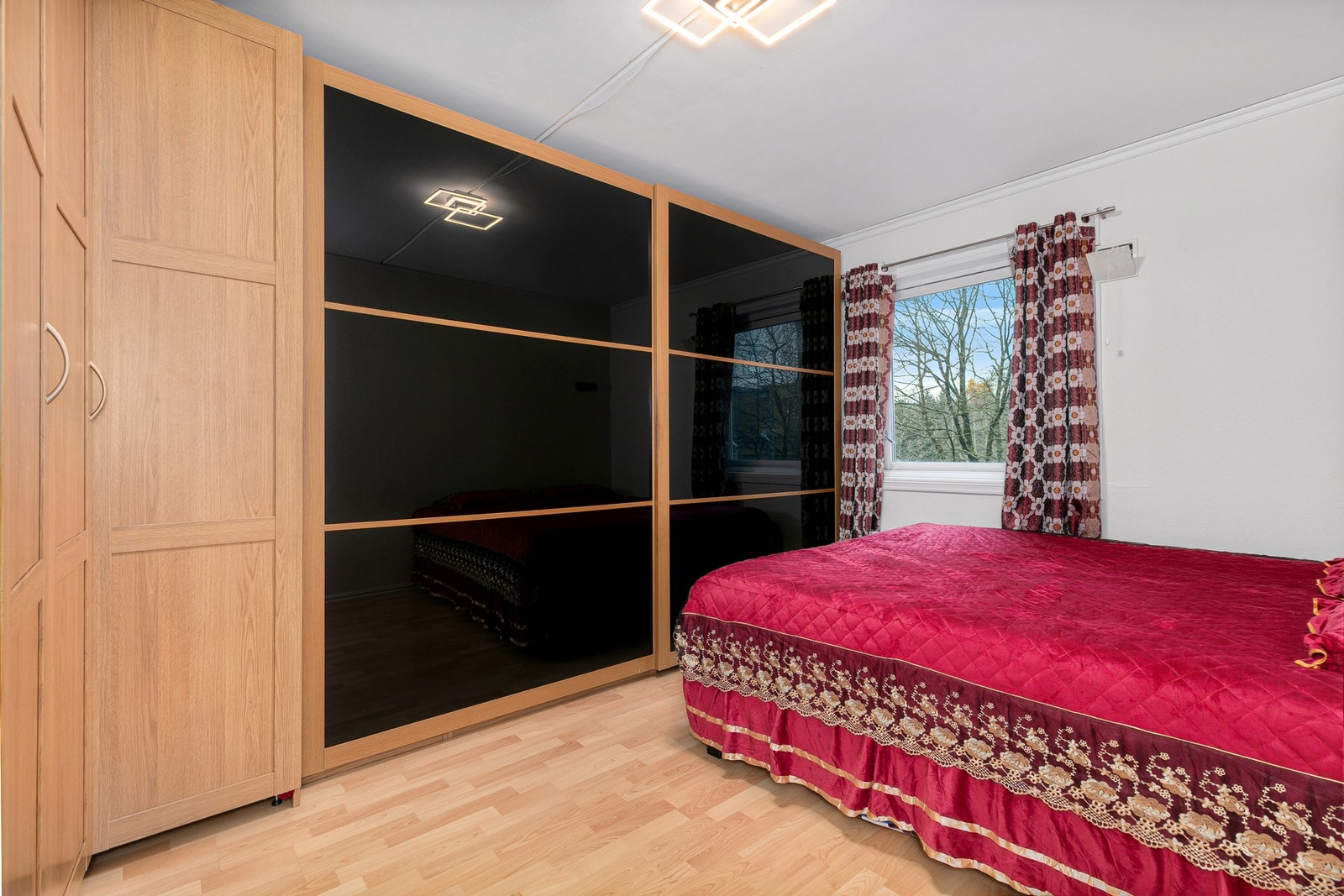 God plass til seng og oppbevaringsmøbler, og en rolig atmosfære som egner seg godt for hvile. Galleribilde