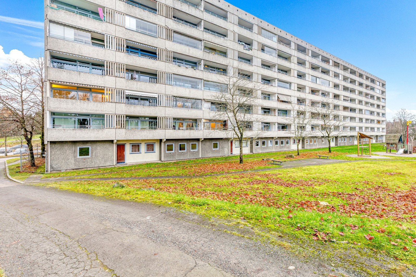 Leiligheten ligger i byggets 1. etasje i Haugenstua borettslag. Galleribilde