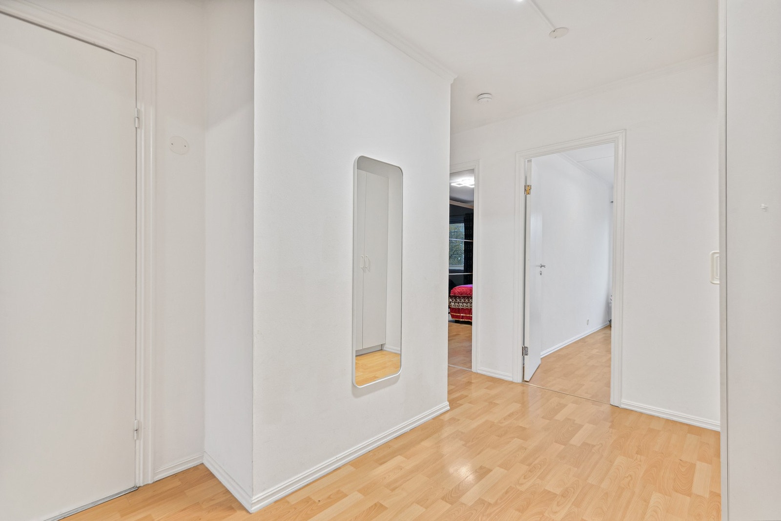 Lys og innbydende entré med plass for oppbevaringsmøbler for yttertøy og sko. Praktisk planløsning som gir tilgang til boligens øvrige rom. Galleribilde