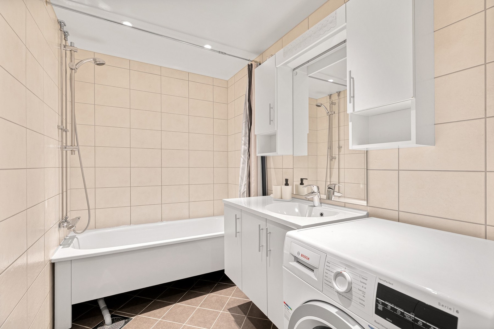 Flislagt bad rehabilitert i regi av borettslaget i 2018! Galleribilde