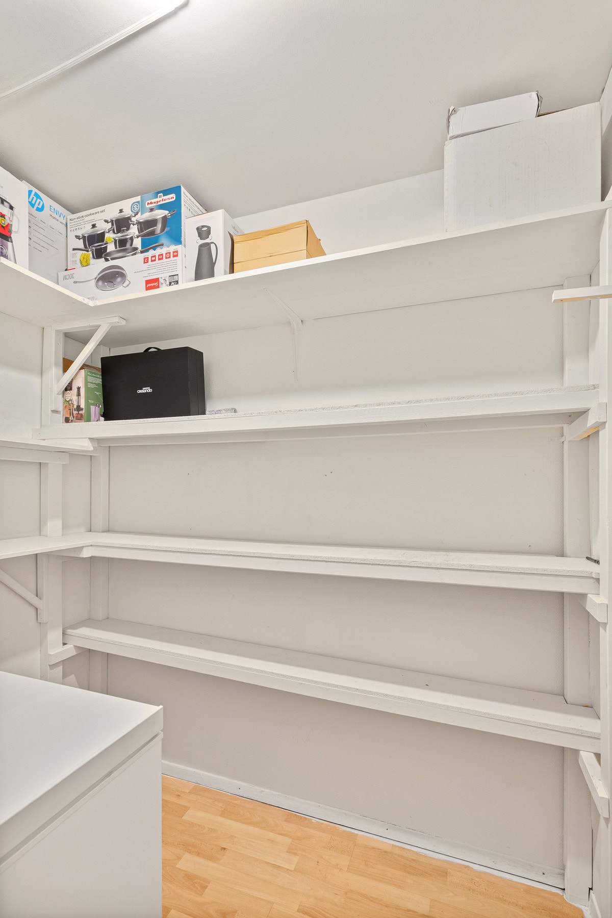 Romslig bod med godt med lagringsplass. En praktisk løsning for oppbevaring som bidrar til å holde boligen ryddig og oversiktlig. Galleribilde