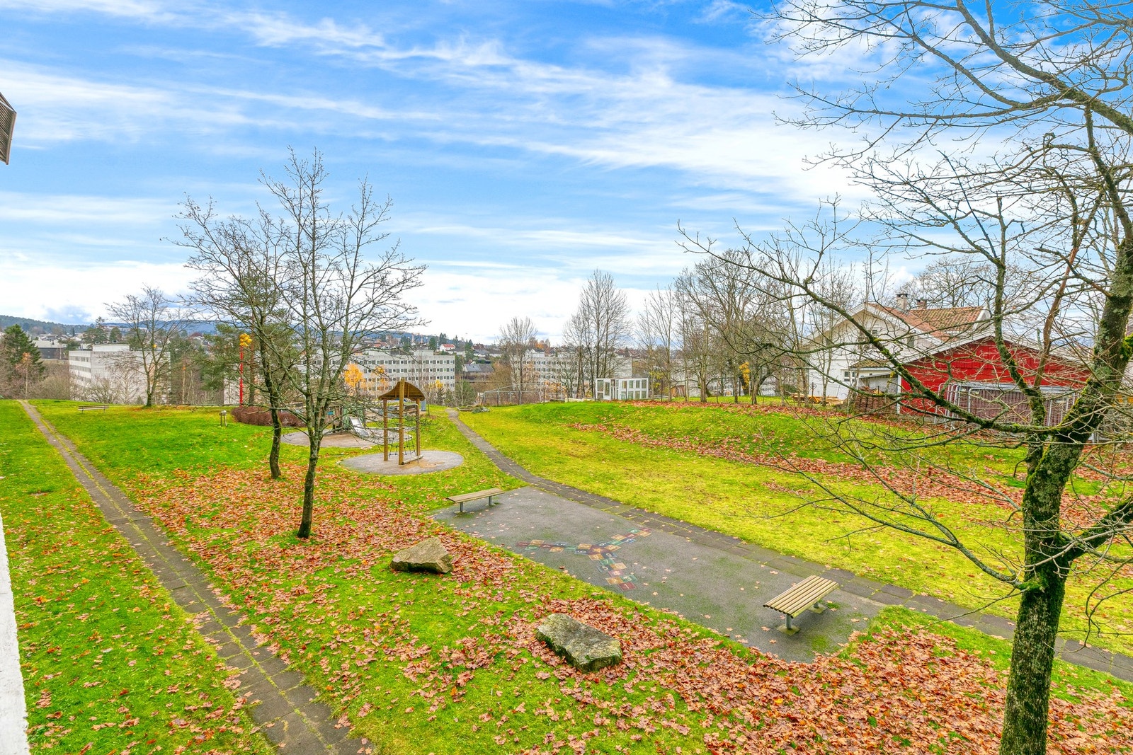 Borettslaget har store, fine grøntarealer og flere lekeplasser som ligger godt skjermet for trafikk. Galleribilde