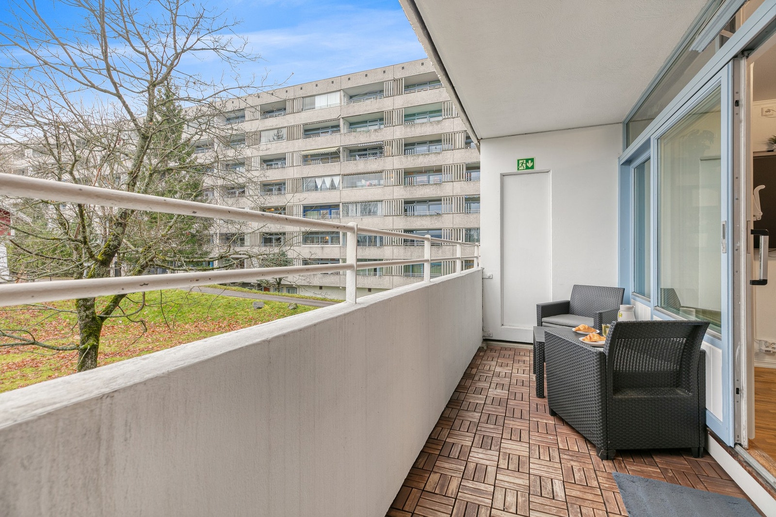 Fra stuen kommer du ut til en vestvendt balkong med god plass til møblering. Galleribilde