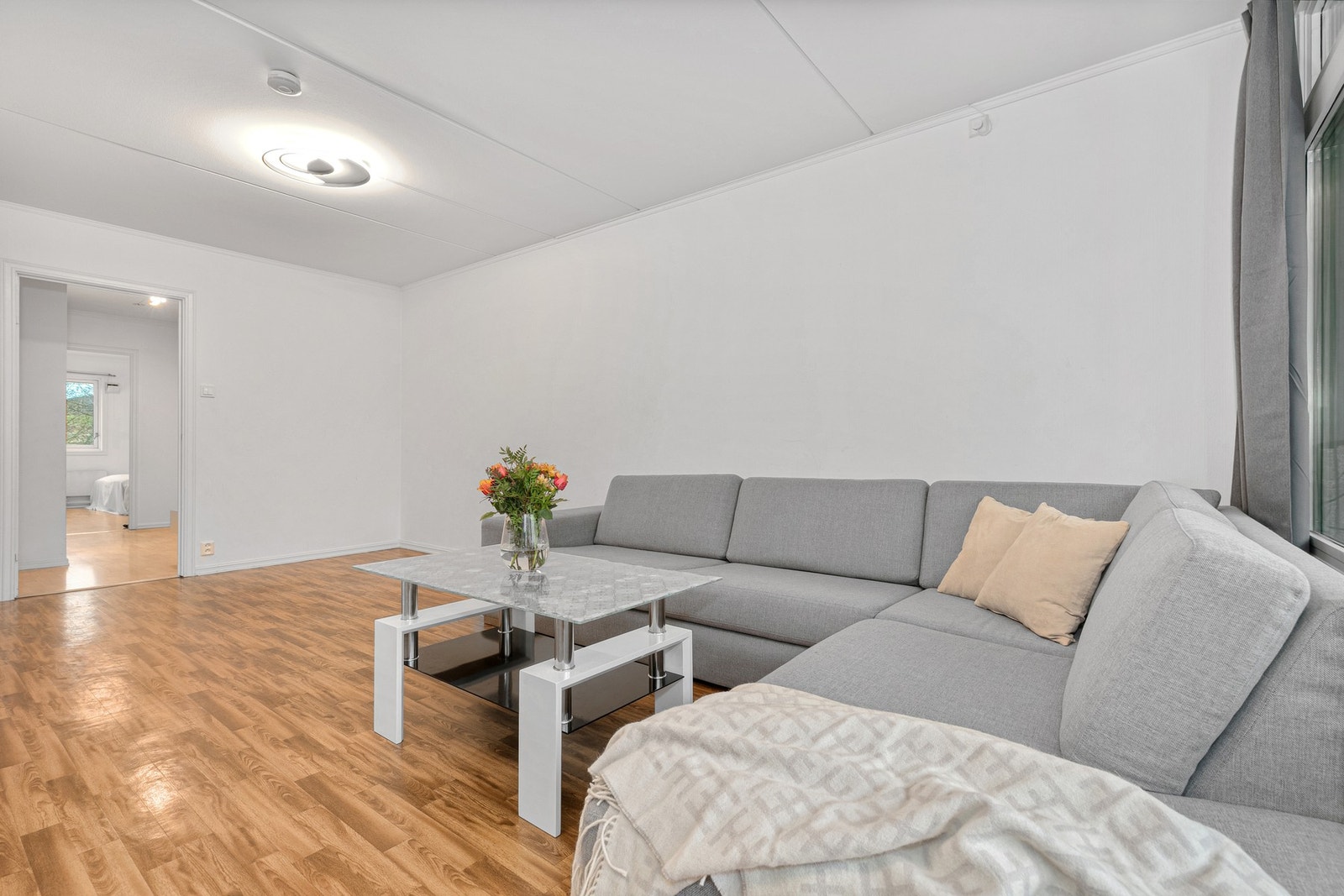 Et hyggelig oppholdsrom med god plass til både avslapning og sosialt samvær. Galleribilde