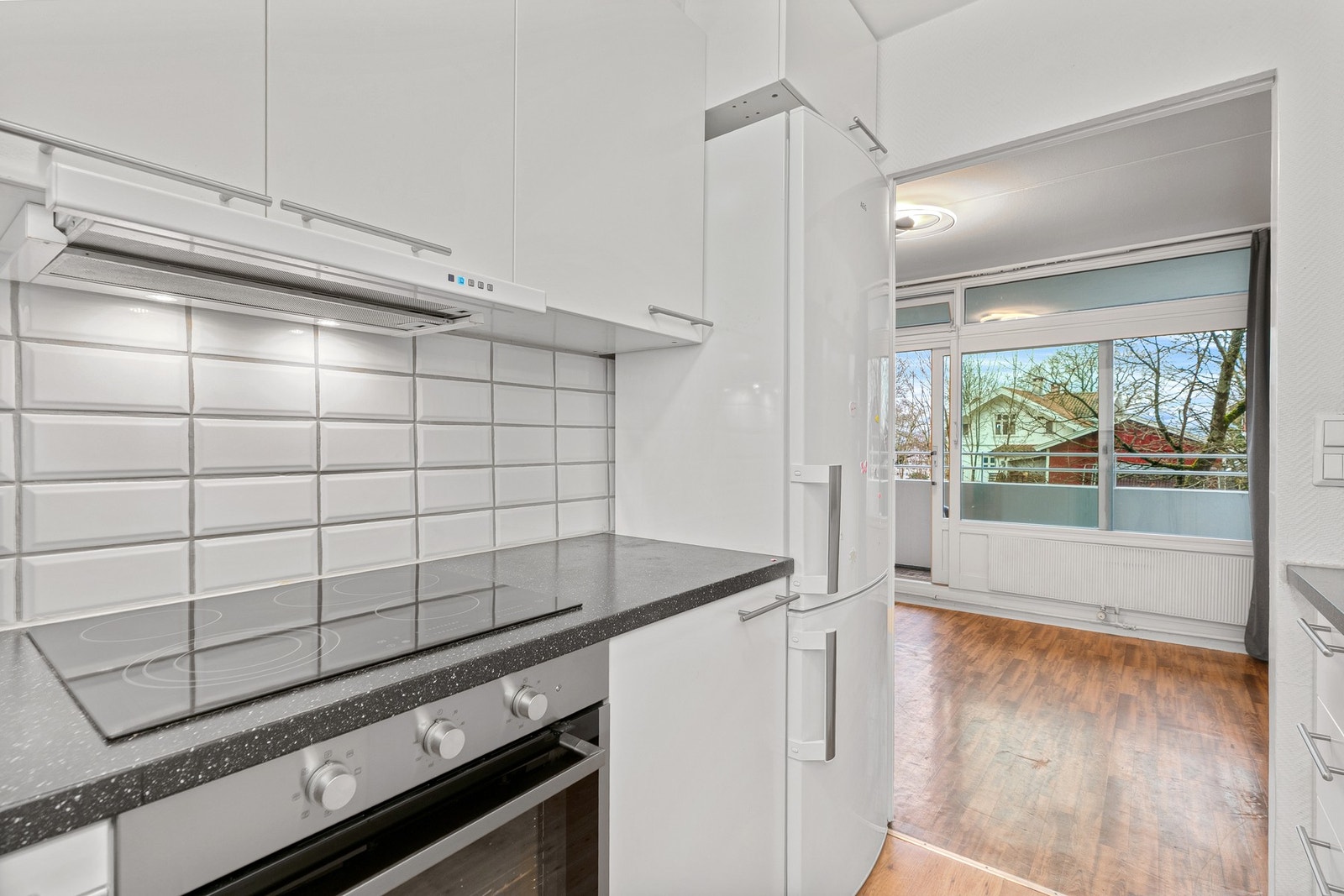 Her er det godt med skap- og arbeidsplass, samt en funksjonell løsning som egner seg godt til både hverdagsbruk og matlaging. Galleribilde