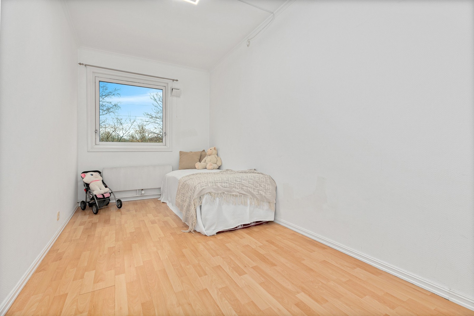 Rommet passer godt som barnerom, gjesterom eller hjemmekontor, og har en fleksibel utforming. Galleribilde