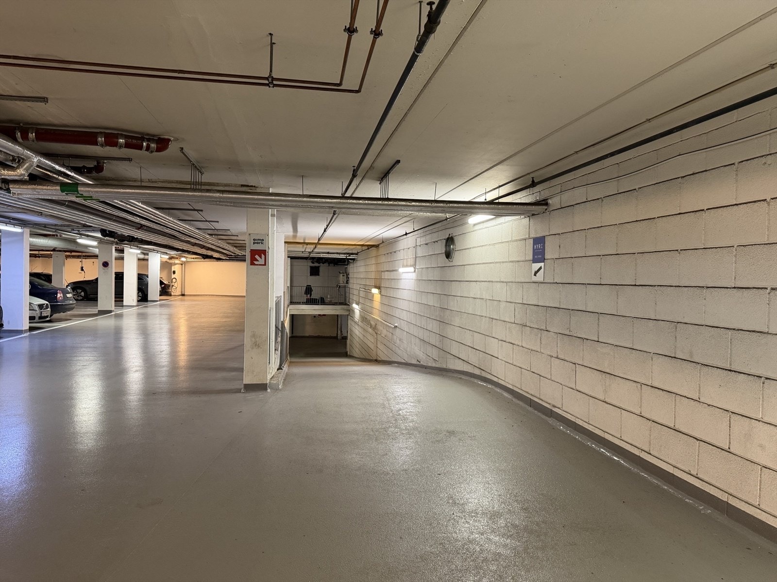 Den aktuelle parkeringsplassen er beliggende i kjelleretasjen i garasjeanlegget. Galleribilde