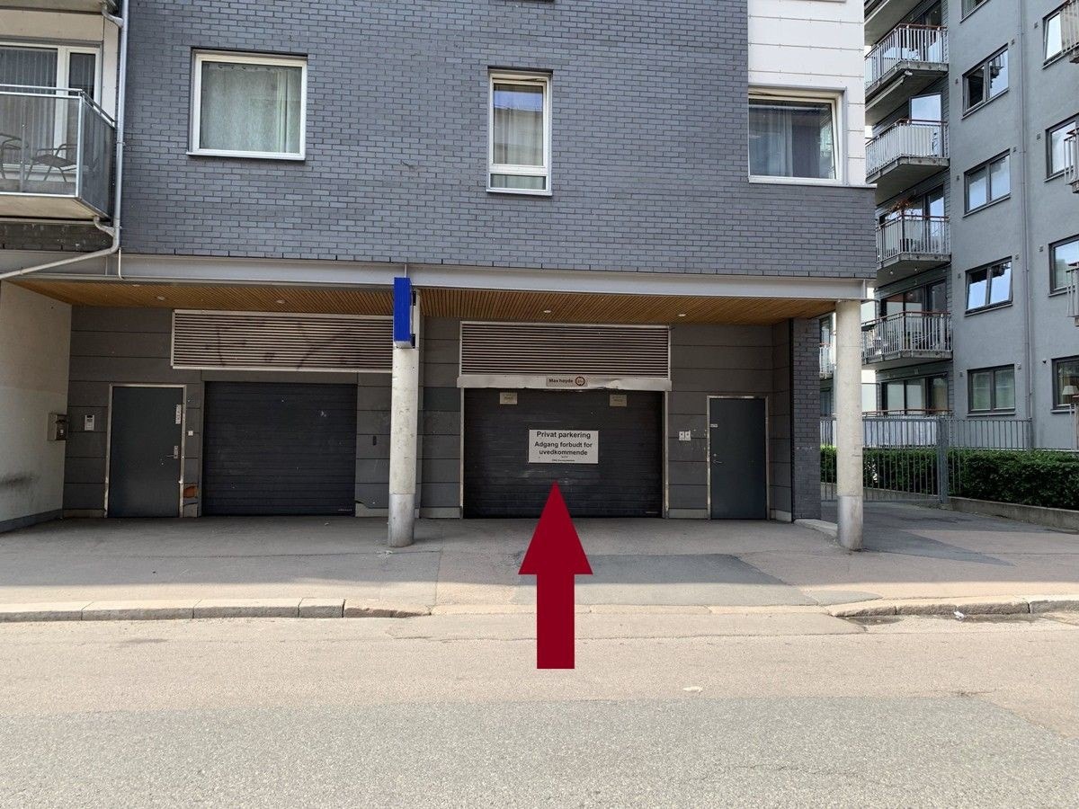 Det er to tilgjengelige inn-/utkjøringer til garasjen, en fra Platous Gate og en fra Rubina Ranas Gate/Mandalls Gate. Åpning av port med fjernkontroll, mobiltelefon eller brikke. Galleribilde