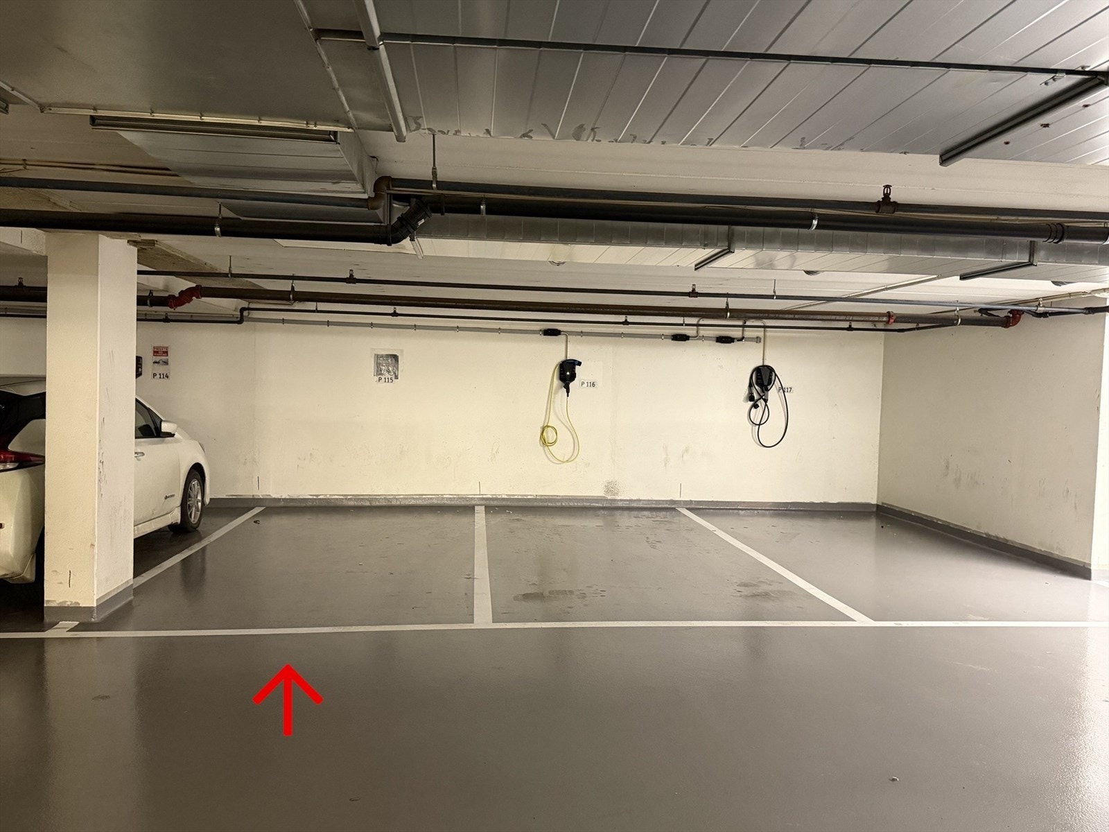 Mulighet for etablering av elbil-lader om ønskelig. Garasjeanlegget har i 2025 vært gjennom et omfattende vedlikeholdsarbeid, noe som har gitt anlegget et betydelig løft og fremstår i dag som svært pent og velholdt. Galleribilde