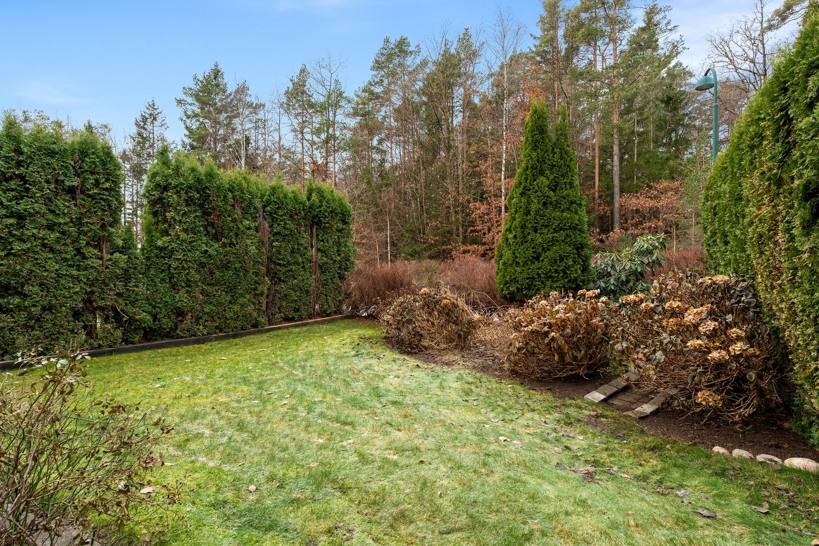 Hagen er pent opparbeidet og hekk som skjermer mot naboer Galleribilde