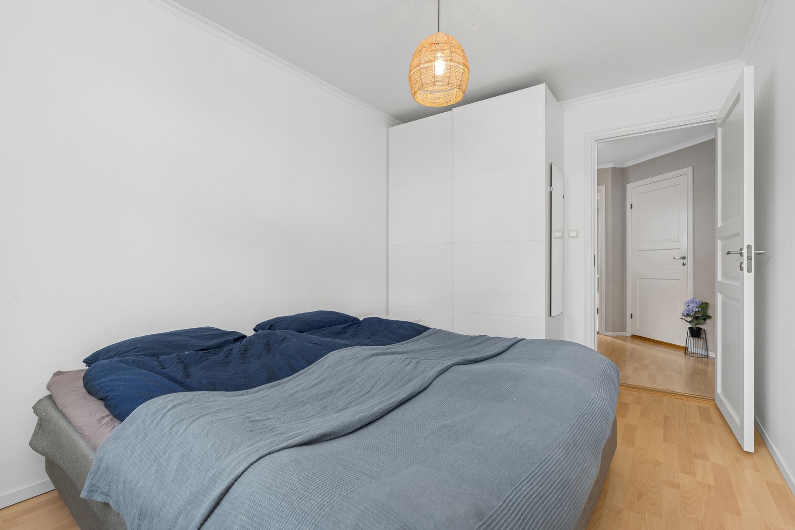 Hovedsoverom med garderobeskap Galleribilde