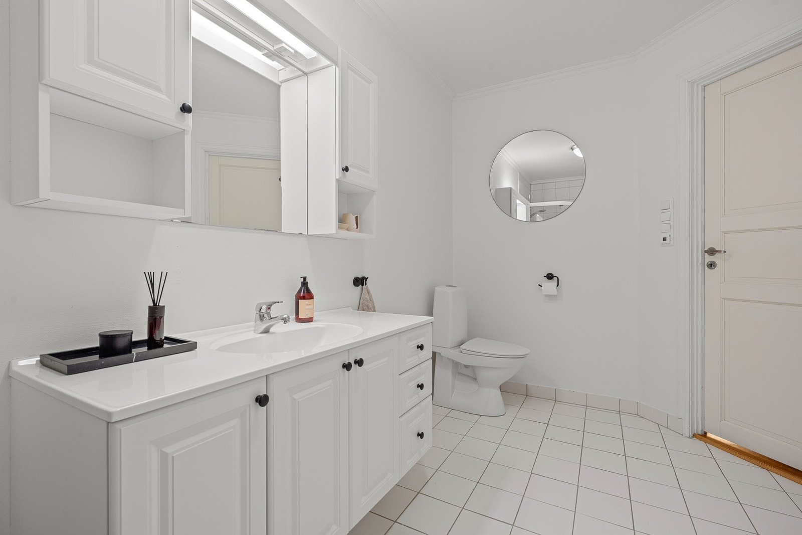 Bad med dusjhjørne og varmekabler i gulv Galleribilde