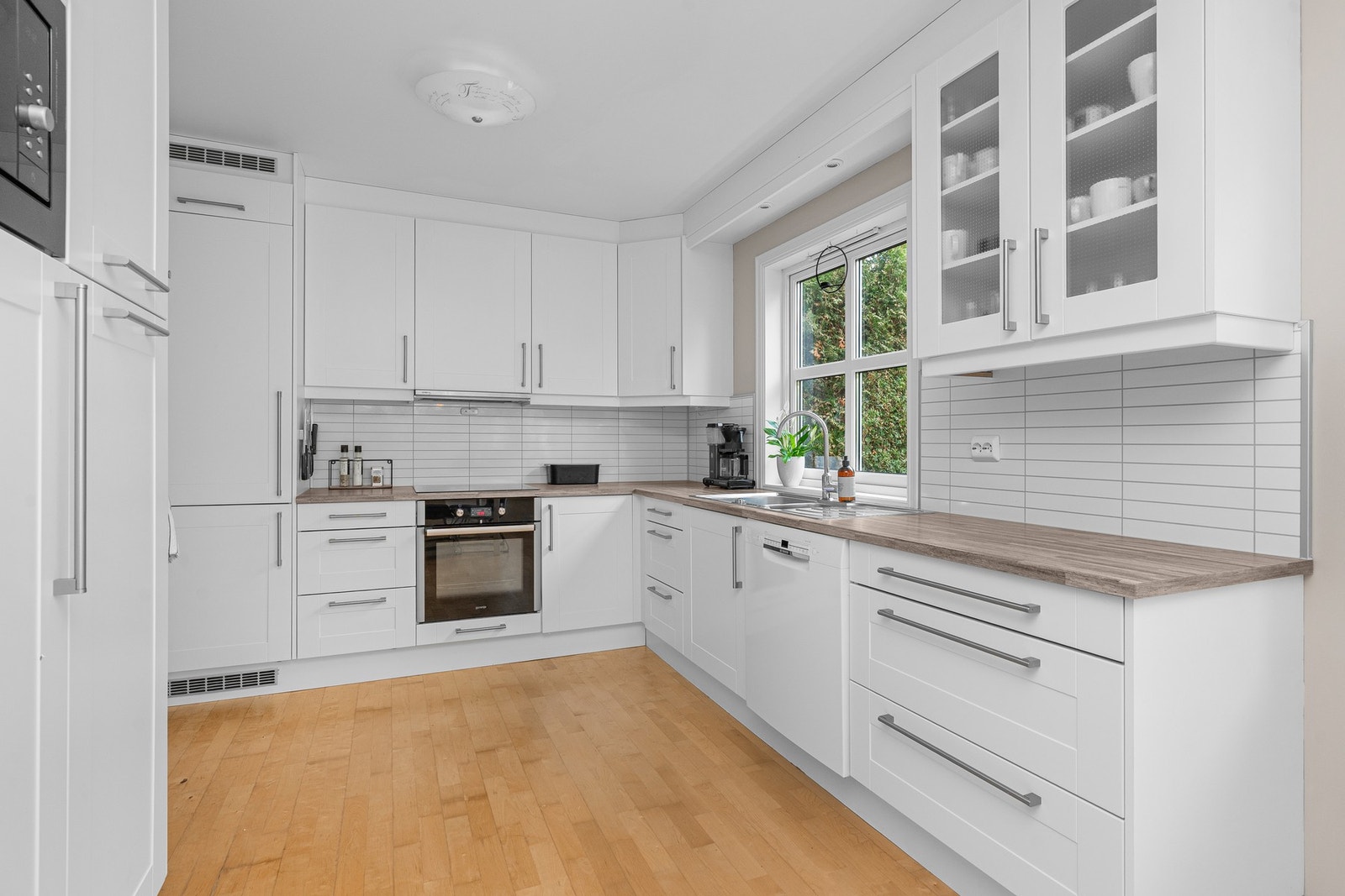 Fra kjøkken er det inngang til vaskerom og garderobe Galleribilde