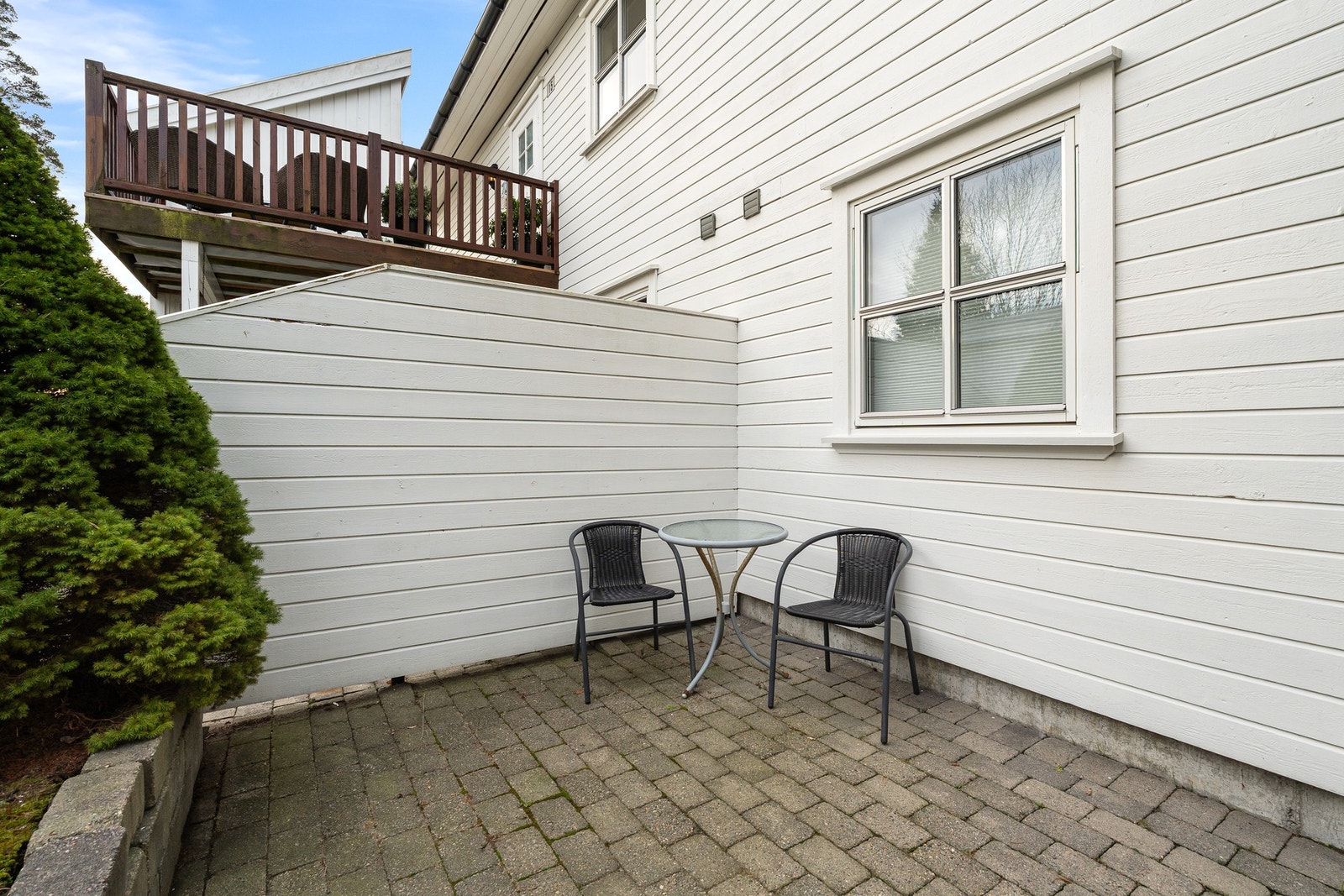 Sitteplass ved inngangsparti med morgensol Galleribilde