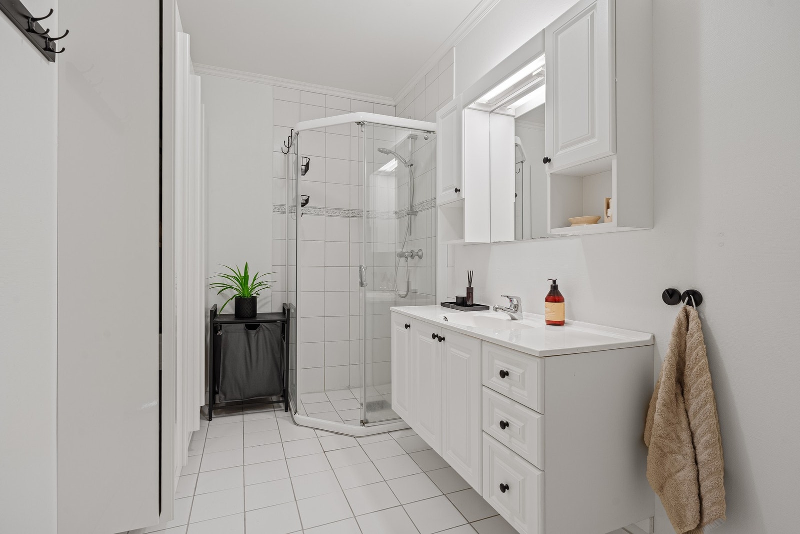 Bad med dusjhjørne og varmekabler i gulv Galleribilde