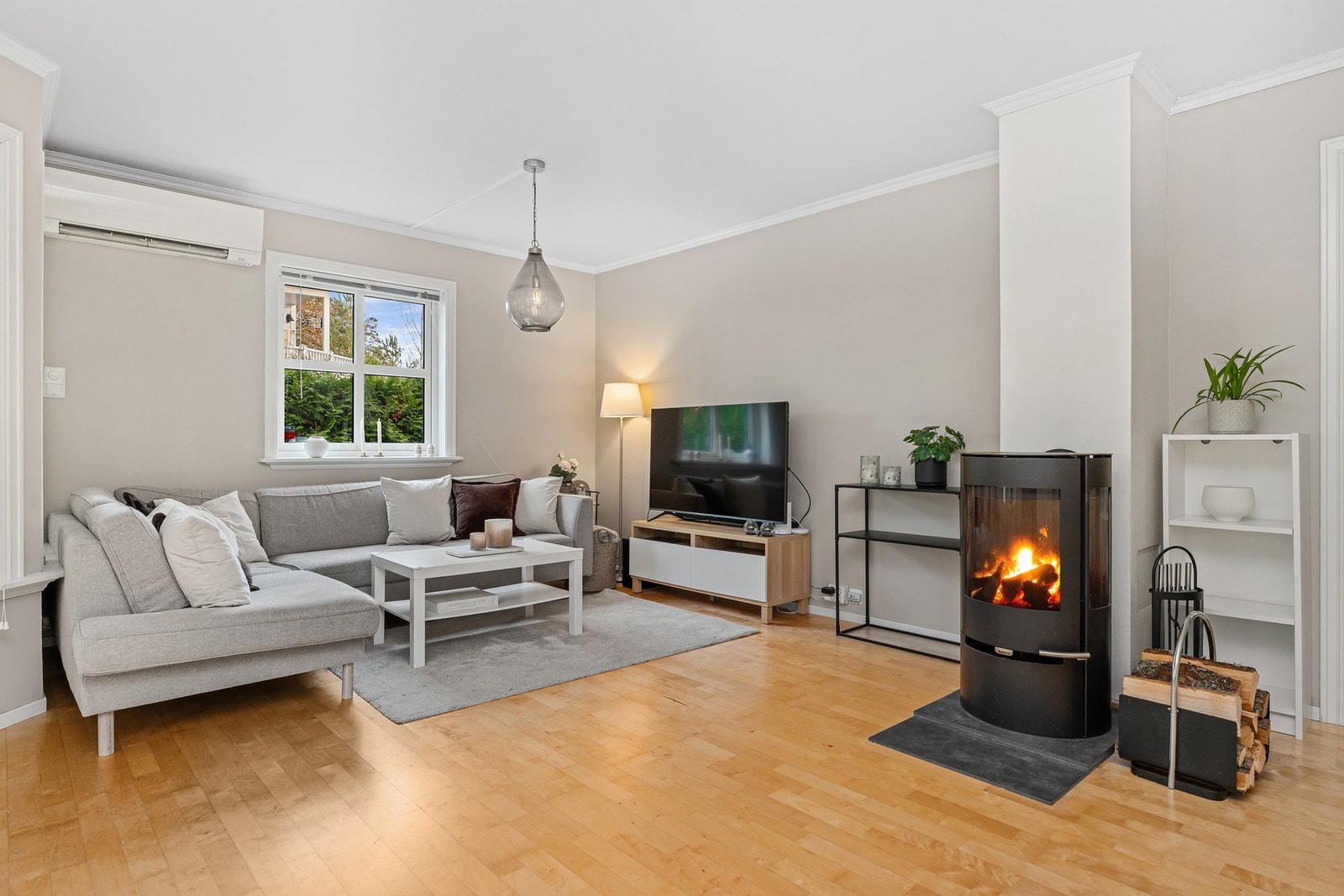 Det er både vedovn og varmepumpe i stuen Galleribilde