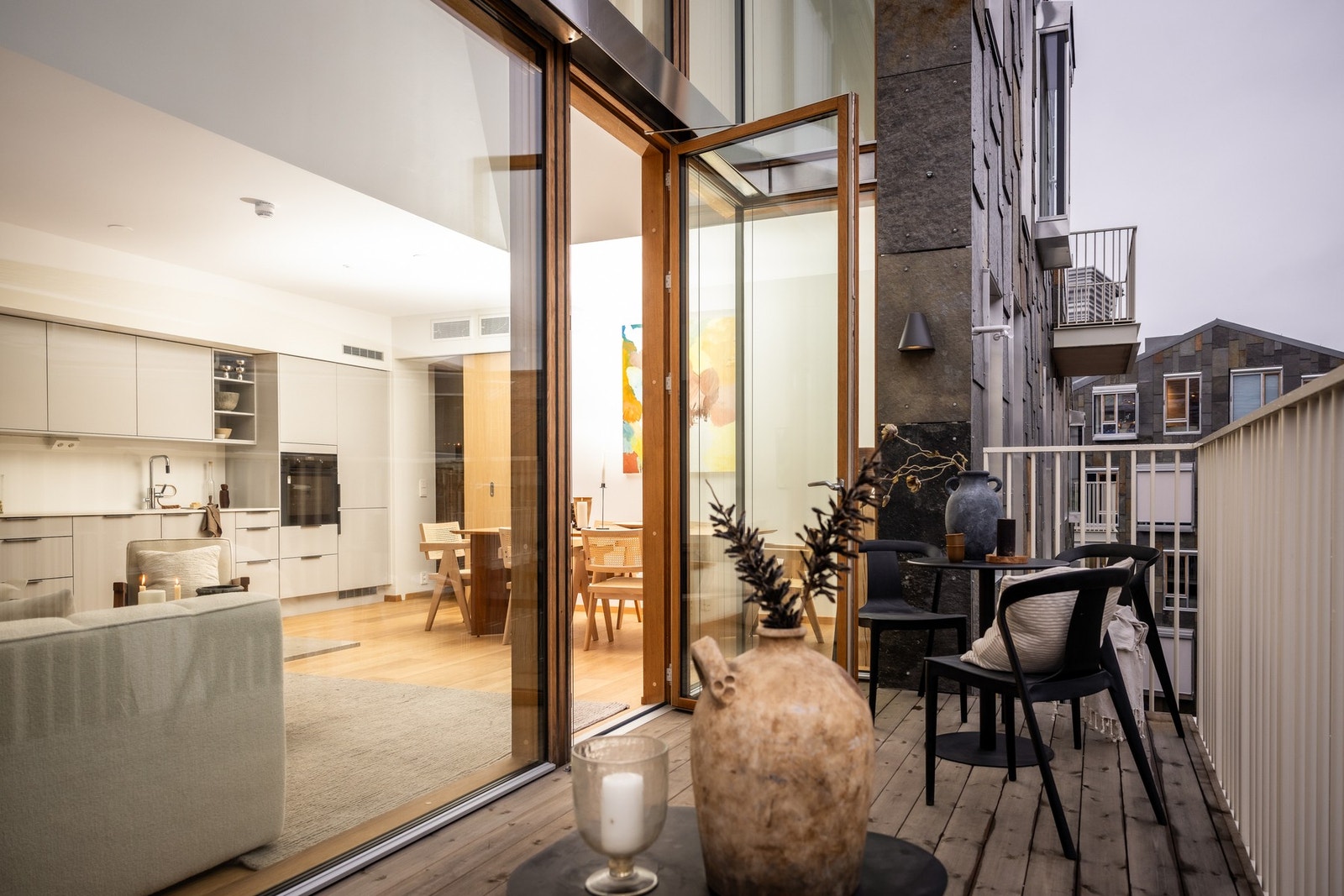 Leiligheten ligger høyt og attraktivt i byggets femte etasje. Galleribilde