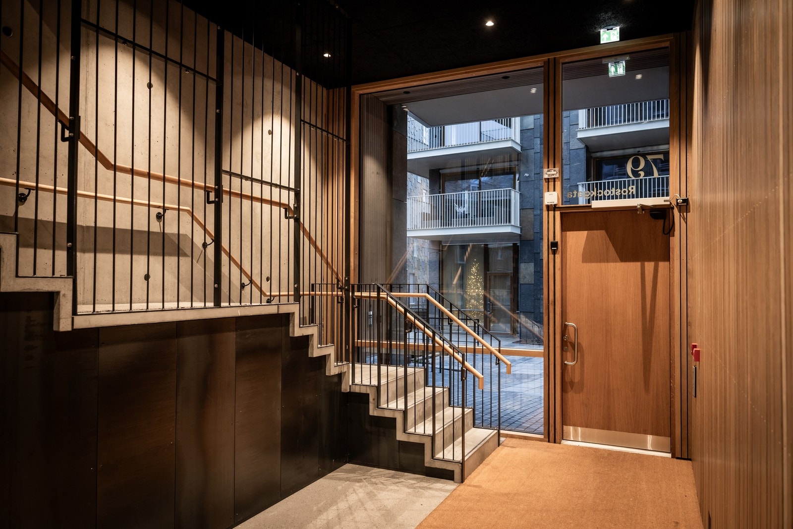 Trappeløpet er bredt og oversiktlig, og gir adkomst mellom etasjene i kombinasjon med heis. Galleribilde