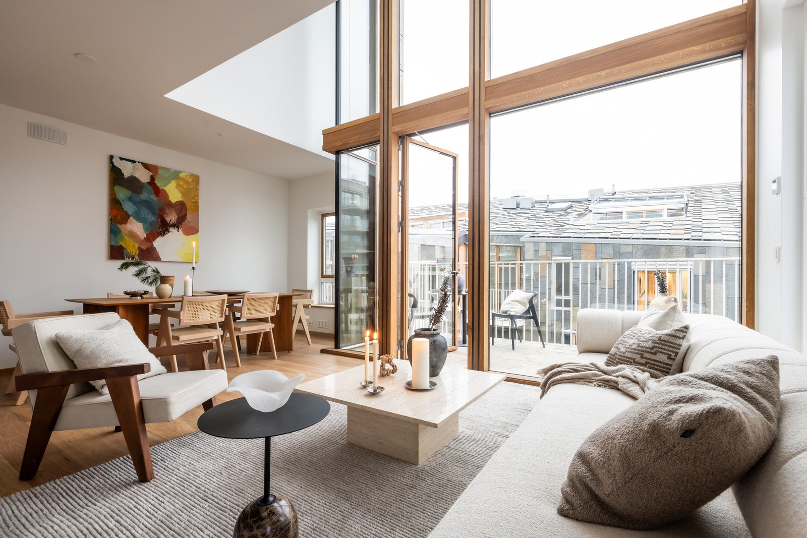 Romslig og åpen stue med parkettlagte gulv, malte vegger og glatt, malt himling. Galleribilde