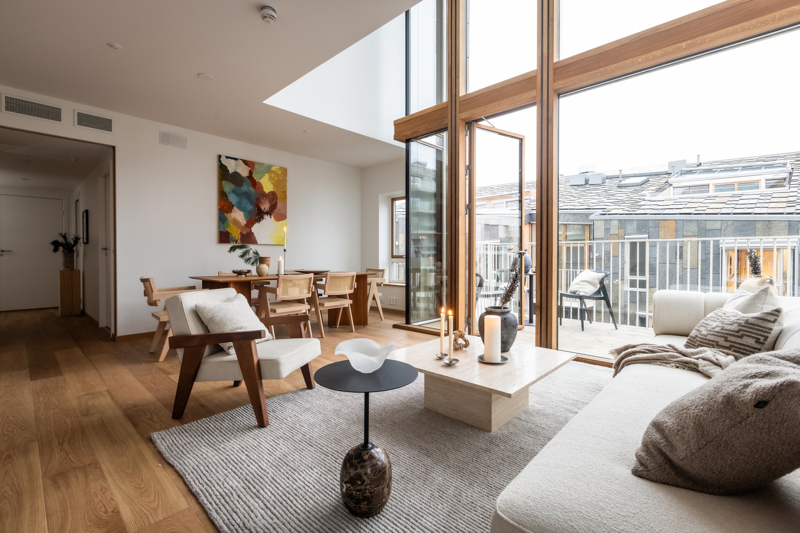 Lyst og trivelig spisehjørne med naturlig plass til spisebord. Galleribilde