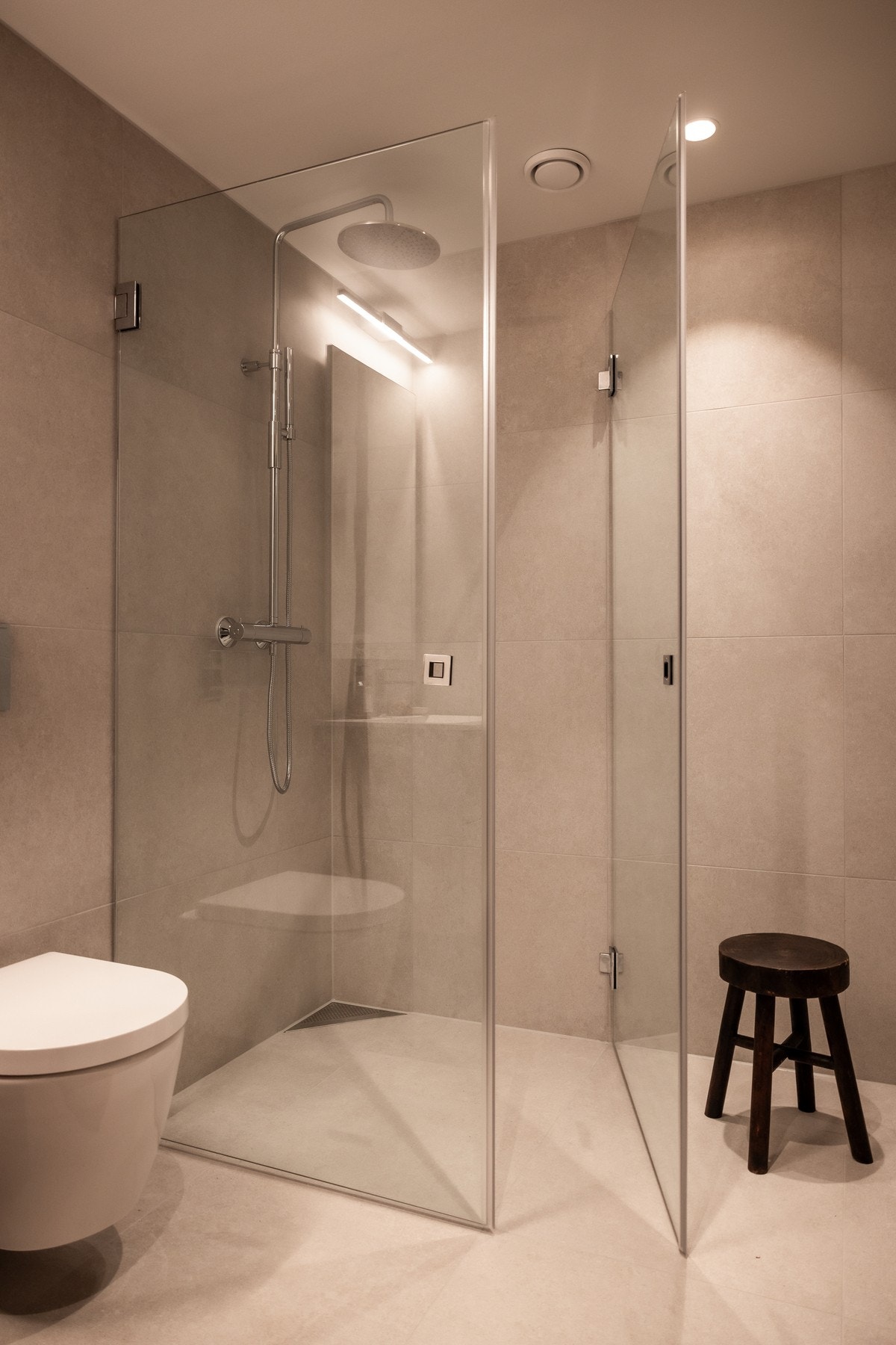 Bad er utført med flislagt gulv med gulvvarme og flislagte vegger. Nedsenket himling med downlights gir god belysning. Galleribilde