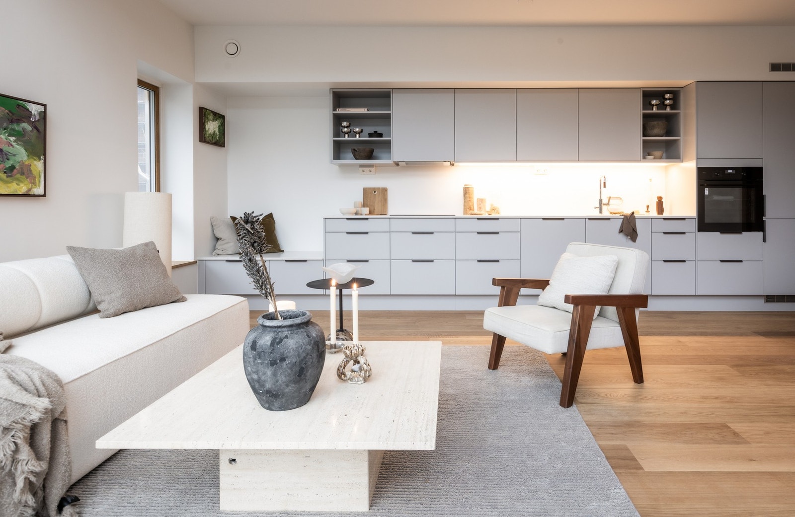 Moderne kjøkken fra 2025 i åpen løsning mot stuen Galleribilde