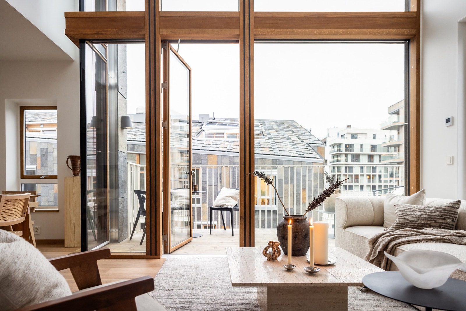 Store vindusflater med trelags glass slipper inn rikelig med naturlig lys Galleribilde