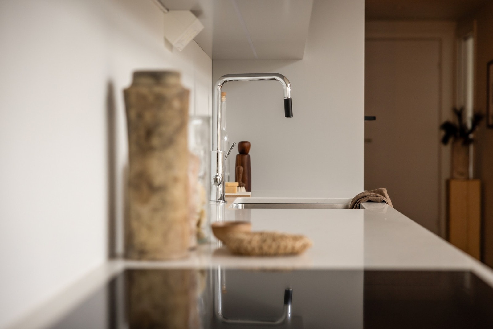 Innredningen har slette fronter og stein benkeplate med underlimt oppvaskkum og ett-greps armatur. Galleribilde