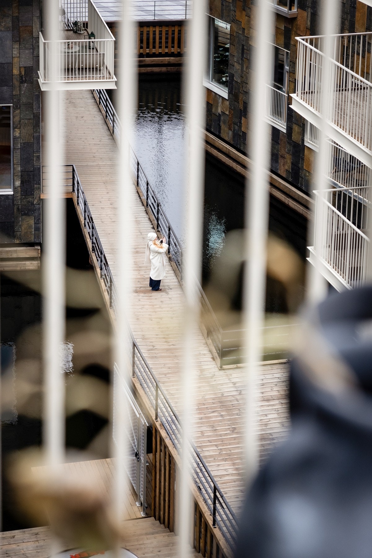 Utsikt ned til vannkanten. Galleribilde