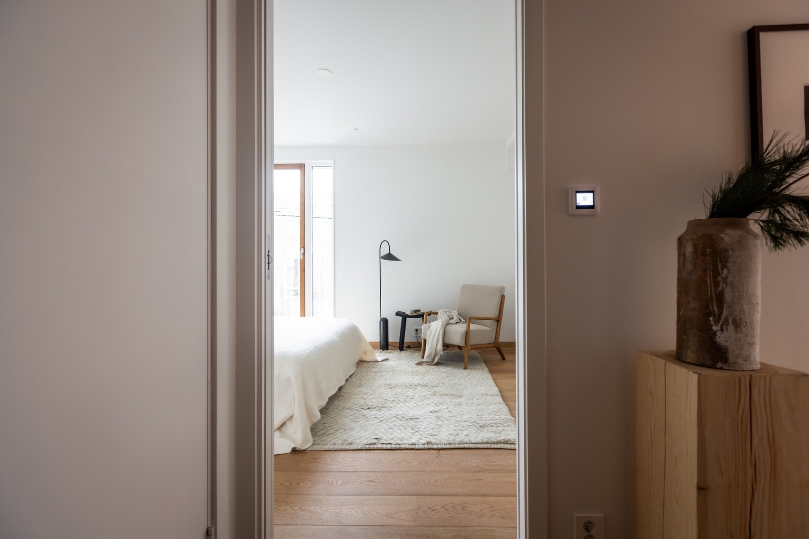 Leiligheten byr på to gode soverom, begge tilgjengelig direkte fra gangen. Galleribilde