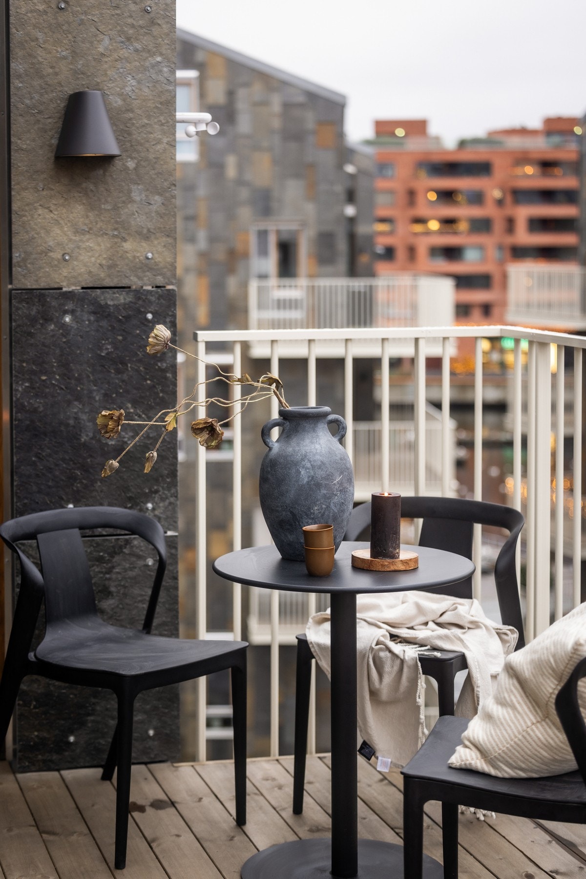 Gulvoverflaten er bygget med terrassebord, og uteplassen er utstyrt med både utebelysning og utvendig stikkontakt. Galleribilde